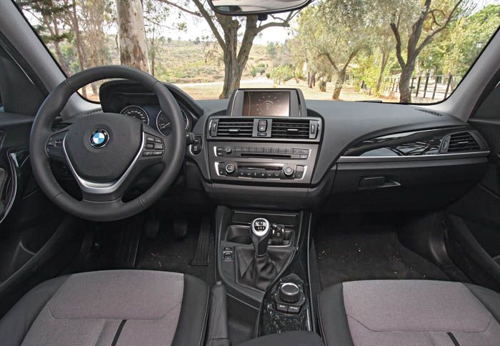 ¶ψογο ποιοτικά και λειτουργικά το εσωτερικό του άλλου άσου της BMW, έχει καλούς χώρους για τέσσερις και αρκετές αποθηκευτικές λύσεις. 